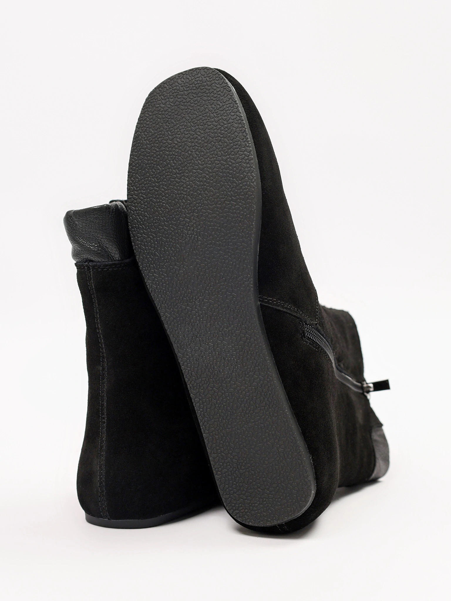 Ботинки черного цвета с декоративным замком спереди из натуральной замши